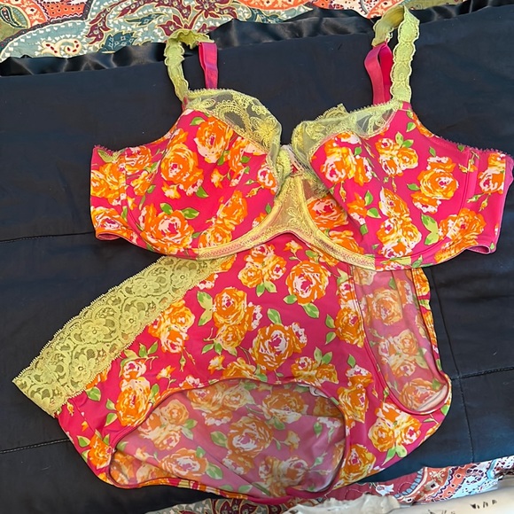 Cacique Intimates & Sleepwear Fun And Flirty Floral Bra And Panty